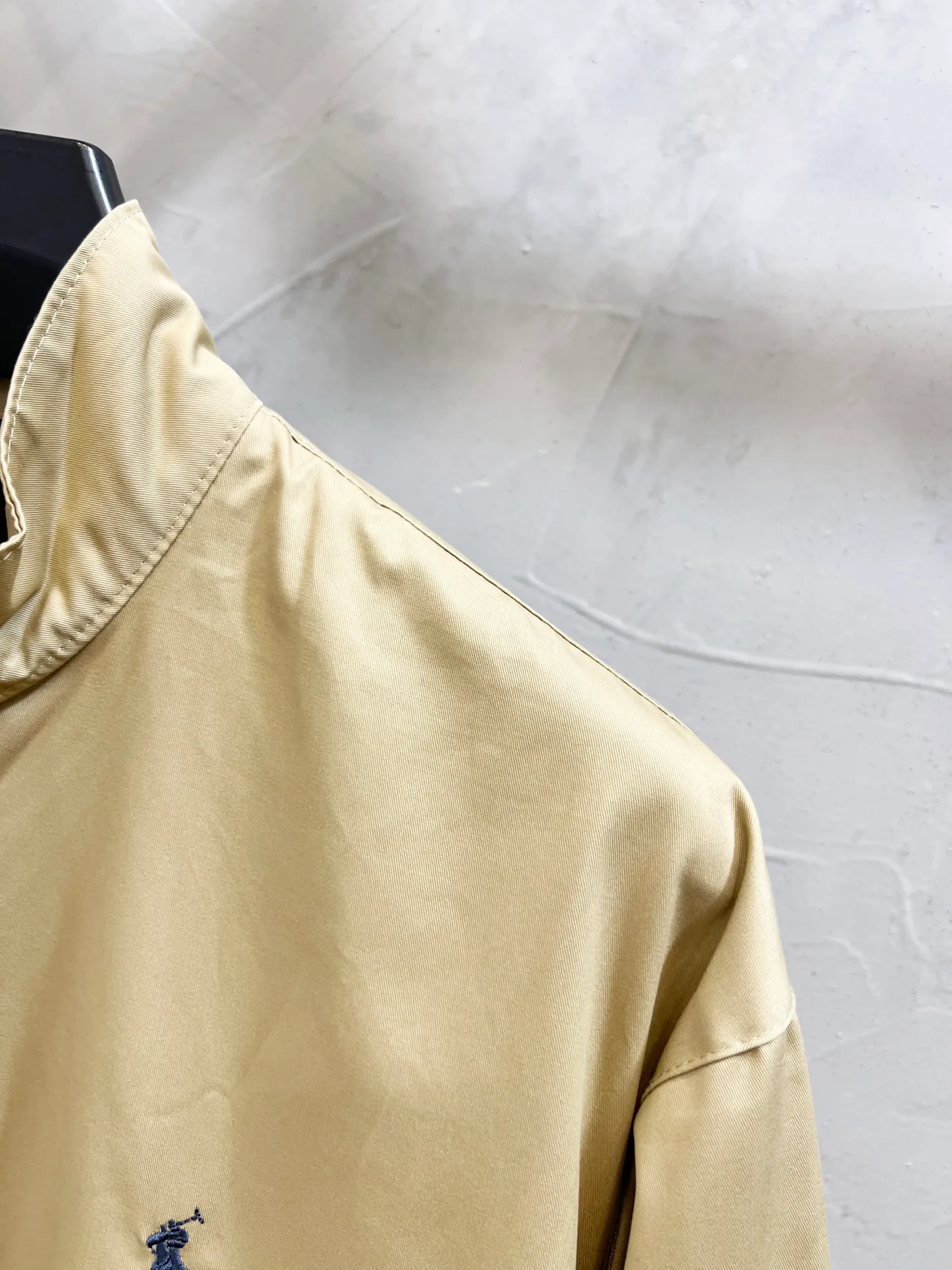 P270 model number: YC22 -Ralph Lauren/Ralph Lauren classic men's and women's old cadre zipper stand collar jacket - the same style as Yi Mengling. Recommended by many fashion bloggers, the Harrington jacket's lapel zipper windproof design perfectly blends casual style with street trend elements, making it very suitable for neutral wear. The fabric texture of the jacket is excellent and comfortable to wear. It is a very versatile and trendy jacket. Original development, 100% pure cotton fabric, exquisite embroidery, evergreen style for all seasons, feel free to buy it, retro will never go out of style!  Color: Khaki Size: M-XL